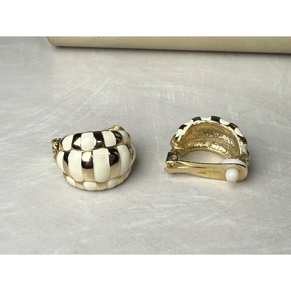 Vintage Gold Tone Cream Enamel Basket Weave Clip On Earrings - Picture 4 of 6